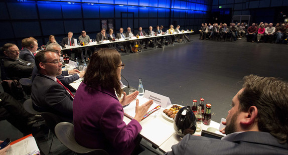 v.r.n.l.: Minister Alexander Bonde, EU-Handelskommissarin Cecilia Malmström, Minister Peter Friedrich