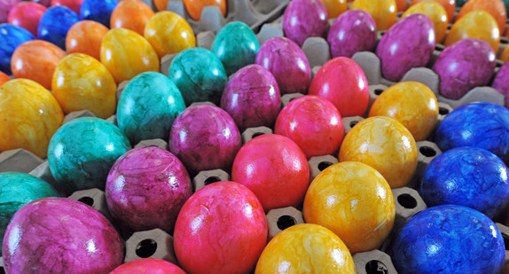 Gefärbte Eier stehen in einer Palette (Foto: © dpa)