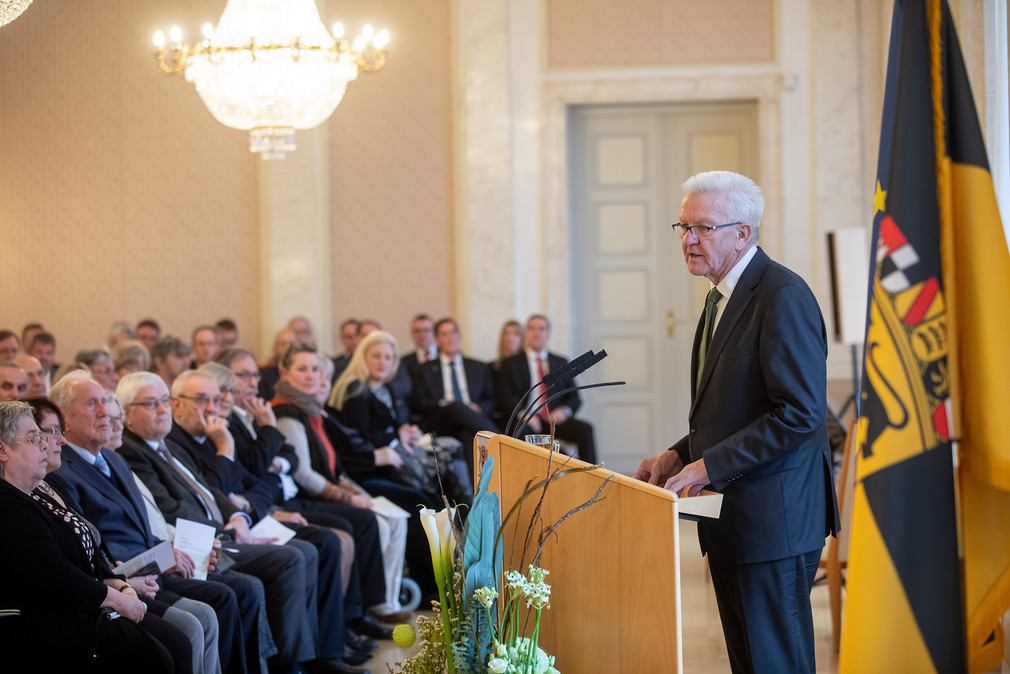 Ministerpräsident Winfried Kretschmann (r.) bei seiner Ansprache zu den Gästen (Bild: Staatsministerium Baden-Württemberg)