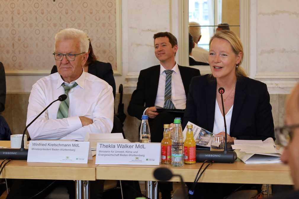 Ministerpräsident Winfried Kretschmann (links) und Umwelt- und Energieministerin Thekla Walker rechts)
