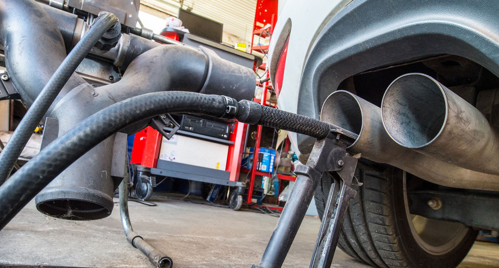 Eine Sonde eines Gerätes zur Abgasuntersuchung für Dieselmotoren steckt im Auspuffrohr eines Autos. (Foto: © dpa)