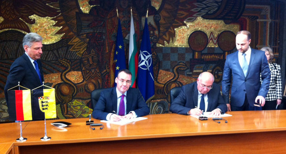 Minister Peter Friedrich (2.v.l.) und der stellvertretende bulgarische Außenminister Ivan Naydenov (2.v.r.) bei der Unterzeichnung des Protokolls über die 6. Sitzung der Gemischten Regierungskommission Bulgarien - Baden-Württemberg am 16. November 2012