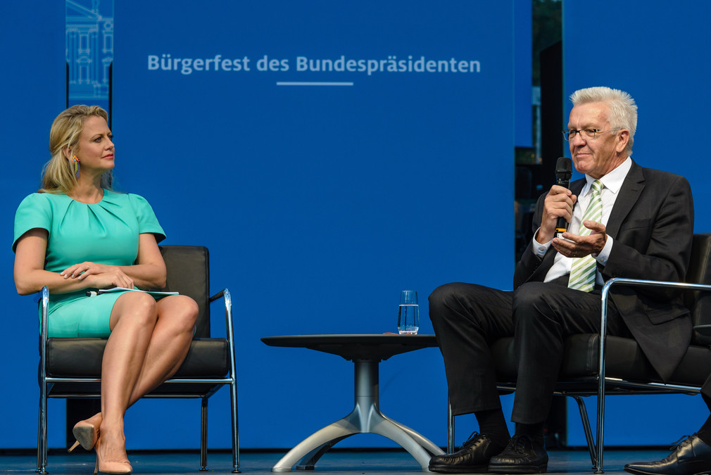 Ministerpräsident Winfried Kretschmann (r.) im Gespräch mit Barbara Schöneberger (l.) bei einer Podiumsdiskussion (Foto: Staatsministerium Baden-Württemberg)
