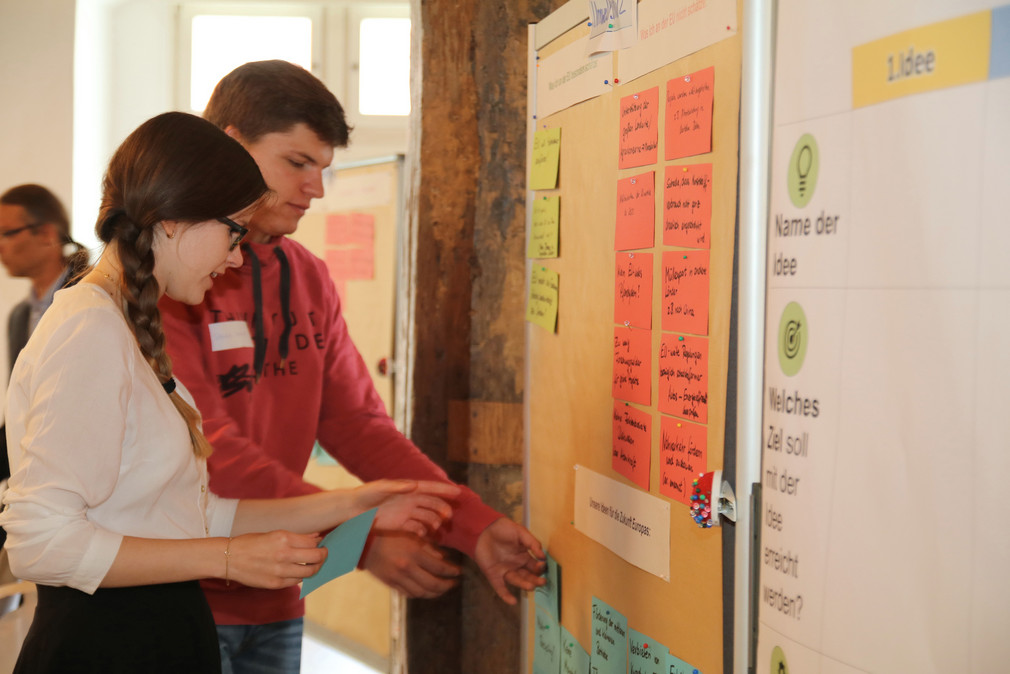 Europa Dritter Bürgerdialog im Rahmen des Europadialogs in Ravensburg Eine Frau und ein Mann heften Karten an eine Pinnwand (Foto: Kim Enderle)