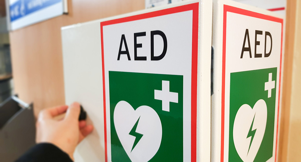 Ein automatisierter externer Defibrillator (AED) in einem Kasten (Bild: © Carolin Eckenfels/dpa)