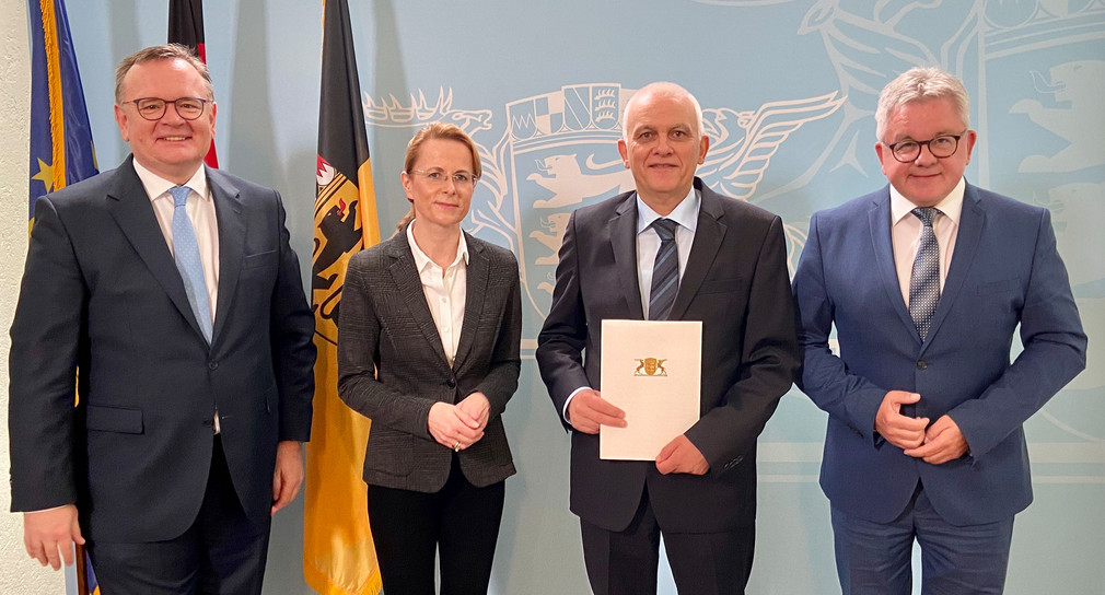 V.l.n.r.: Ministerialdirektor Elmar Steinbacher, Ministerialrätin Gertrud Siegfried, Personalreferentin für den badischen Landesteil, Generalstaatsanwalt Dr. Uwe Schlosser und Justizminister Guido Wolf bei der Übergabe der Ruhestandsurkunde im Justizministerium (Bild: Justizministerium Baden-Württemberg)