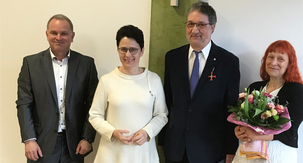 Von links nach rechts: Bürgermeister Jürgen Scheiding, Ministerin der Justiz und für Migration Marion Gentges, Empfänger des Bundesverdienstordens Burkhard Tapp und Ulrike Reitz-Nave