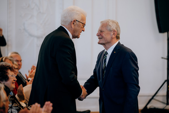 Ministerpräsident Winfried Kretschmann (links) und Bundespräsident a.D. Joachim Gauck (rechts) geben sich die Hand.