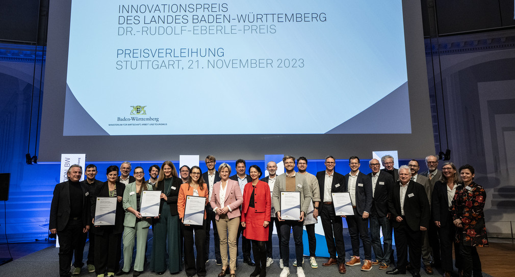 Gruppenbild Ministerin Dr. Hoffmeister-Kraut mit den Gewinnern des Innovationspreises 2023
