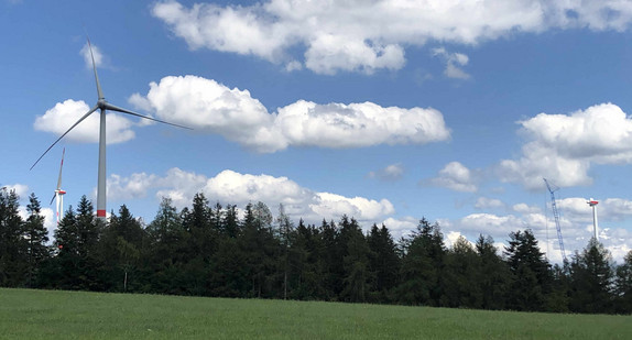 Windpark Biederbach im Bau. Zwei Anlagen fertig. Dritte Anlage (E-138) vor der Flügelmontage