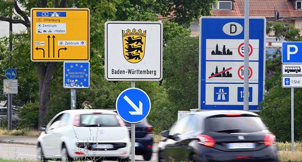 Am deutsch-französischen Grenzübergang Kehl fahren Autos nach Deutschland.