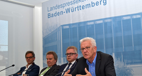 v.l.n.r.: Regierungssprecher Rudi Hoogvliet, Umweltminister Franz Untersteller, Justizminister Guido Wolf und Ministerpräsident Winfried Kretschmann