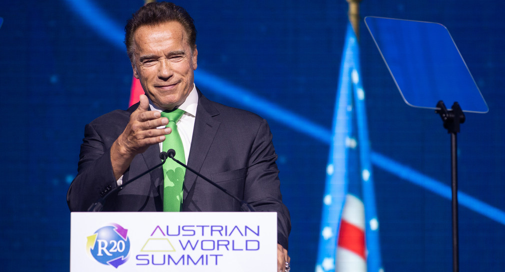 Arnold Schwarzenegger spricht bei der Eröffnung der dritten Klimakonferenz „R20 Austrian World Summit“ in Wien (Bild: © Georg Hochmuth/APA/dpa)