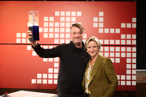 Wirtschaftsministerin Hoffmeister-Kraut gratuliert Mirko Ross, Gründer und Geschäftsführer von aswvin GmbH in Stuttgart