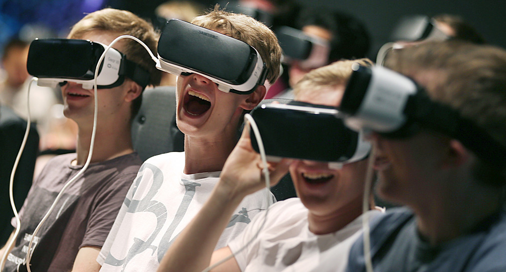 Besucher der Gamescom erleben mit VR-Brillen die virtuelle Realität.