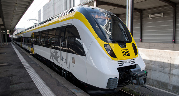 Ein Zug im Design der neuen Dachmarke für den Schienennahverkehr in Baden-Württemberg (Foto: © dpa)