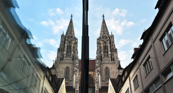 Das Münster in Ulm spiegelt sich in einer Fensterscheibe wider. (Bild: dpa)