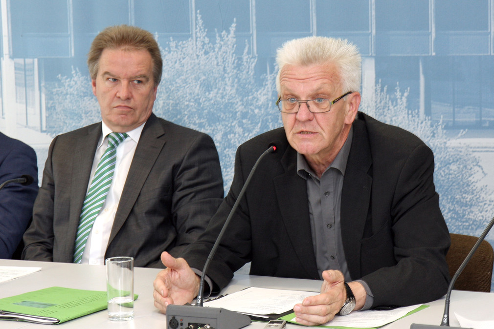 Umweltminister Franz Untersteller (l.) und Ministerpräsident Winfried Kretschmann (r.)
