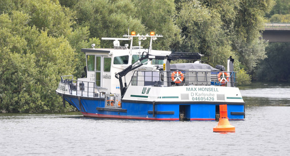 Das Messschiff Max Honsell der Landesanstalt für Umwelt, Messungen und Naturschutz (LUBW) fährt am 07.09.2015 in Bad Wimpfen an der Flussmündung der Jagst über den Neckar, als die Schadstofffahne aus der Jagst den Neckar erreicht.