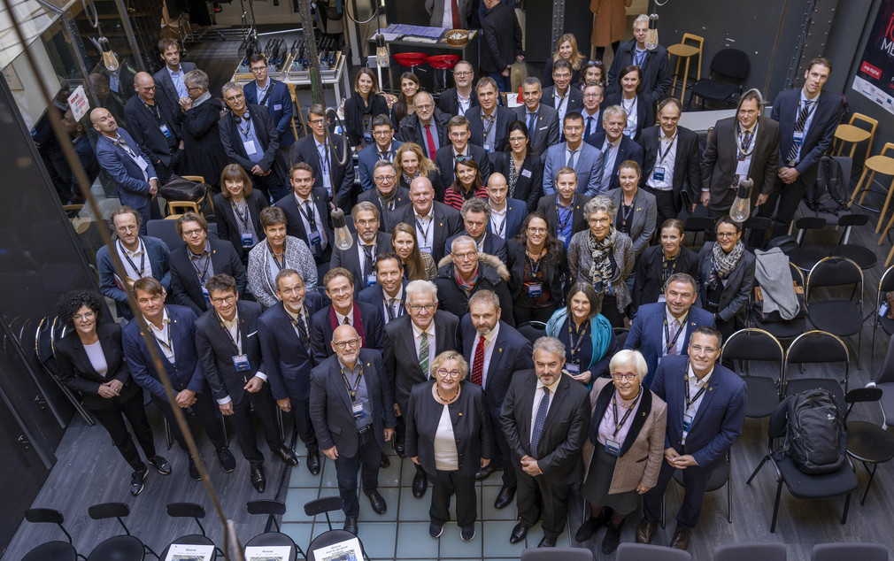 Gruppenbild der Delegation mit Ministerpräsident Winfried Kretschmann (Bild: Staatsministerium Baden-Württemberg)