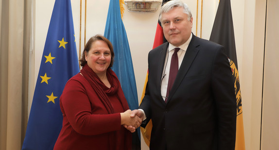 Staatsministerin Theresa Schopper (l.) und der Botschafter der Republik Estland, Alar Streimann (r.) (Bild: Staatsministerium Baden-Württemberg)