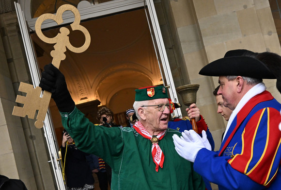 Fastnacht Närrischer Staatsempfang der Landesregierung Ministerpräsident Winfried Kretschmann mit einem großen symbolischen Schlüssel in der Hand