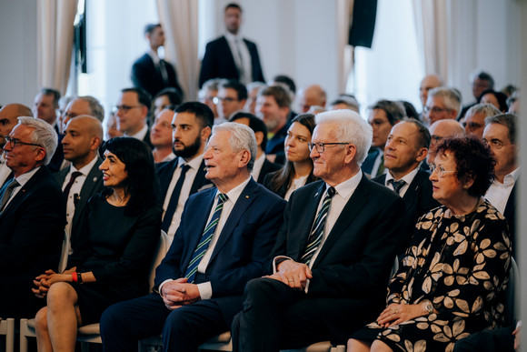 erste Reihe v.l.n.r.: Stellvertretender Ministerpräsident und Innenminister Thomas Strobl, Landtagspräsidentin Muhterem Aras, Bundespräsident a.D. Joachim Gauck, Ministerpräsident Winfried Kretschmann und Gerlinde Kretschmann