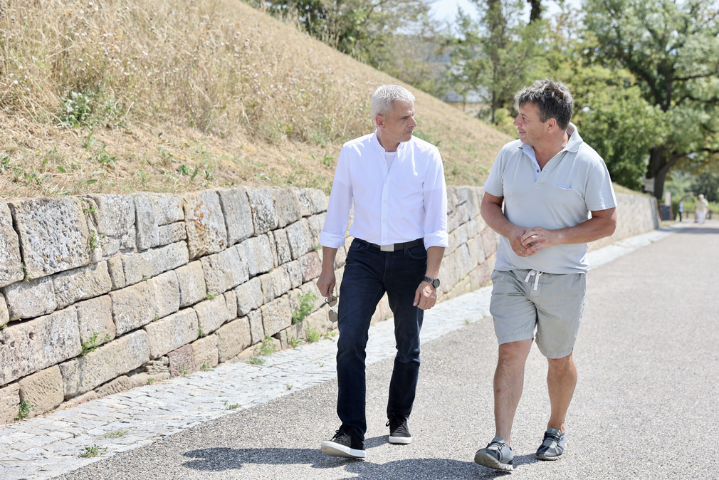 Tourismusreise Staatssekretär Rapp besucht Region Stuttgart Staatssekretär Rapp wandert in Uhlbach.