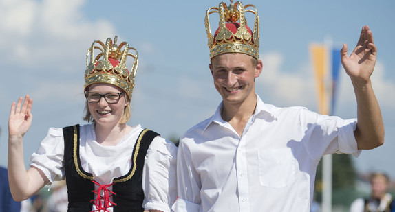 Lisa Wohlfahrt Link (l.) und Daniel Erhardt (r.), Gewinner des Schäferlaufs 2016 (Quelle: dpa).