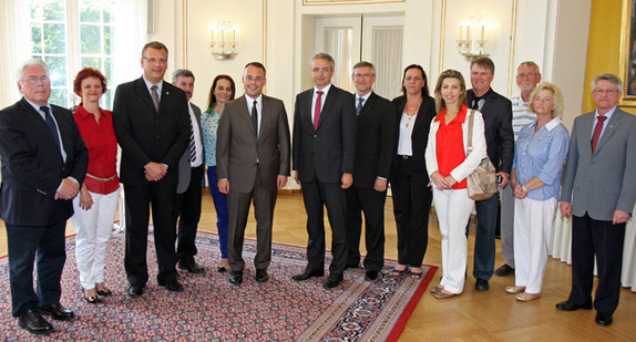 Minister Peter Friedrich mit einer Delegation aus dem brasilianischen Bundesstaat Santa Caterina in der Villa Reitzenstein in Stuttgart.