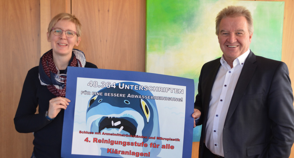 Christina Bosch (l.) überreicht Umweltminister Franz Untersteller eine Online-Petition zur vierten Reinigungsstufe in kommunalen Kläranlagen. (Bild: Umweltministerium Baden-Württemberg)