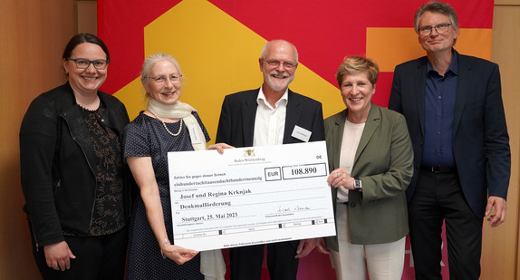 Symbolische Scheckübergabe im Rahmen der Denkmalförderung; von links: Katrin Schindele MdL, Regina Krknjak; Josef Krknjak; Nicole Razavi MdL, Ministerin für Landesentwicklung und Wohnen; Thomas Hentschel MdL