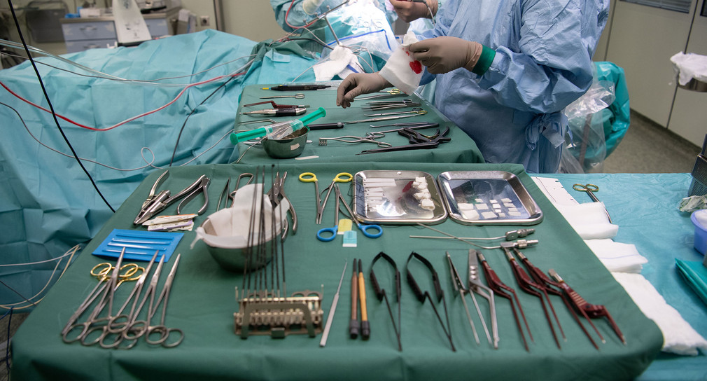 Operationsbesteck liegt während einer Operation in einer Klinik auf einem Tisch.