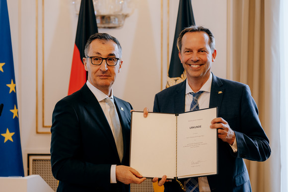 Ministerpräsident Cem Özdemir (links) und Thomas Dörflinger (rechts), Staatssekretär im Ministerium für Wirtschaft, Handwerk und Tourismus