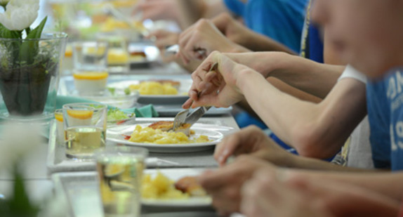 Schüler eines Gymnasiums essen in der Mensa der Schule. (Foto: © dpa)