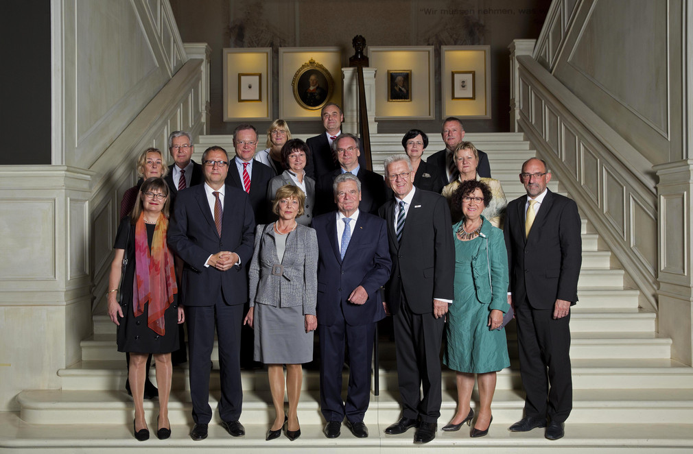 Gruppenbild der Verfassungsorgane mit Bundespräsident Joachim Gauck (1. Reihe, M.) und Ministerpräsident Winfried Kretschmann (1. Reihe, 3.v.r.)
