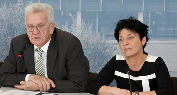 Ministerpräsident Winfried Kretschmann (l.) und Sozialministerin Katrin Altpeter (r.)