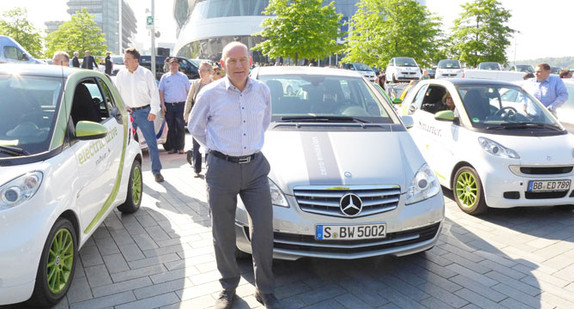 Elektrofahrzeug Weltrekord am 31. Mai 2014 in Stuttgart. Verkehrsminister Winfried Hermann vor seinem elektrischen Dienstwagen, eine Mercedes Benz A-Klasse E-Cell.