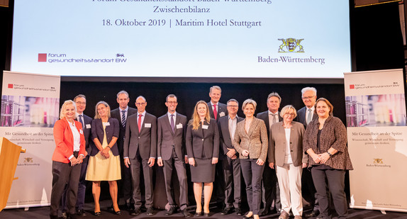 Gruppenbild beim Forum Gesundheitsstandort (Bild: Staatsministerium Baden-Württemberg)
