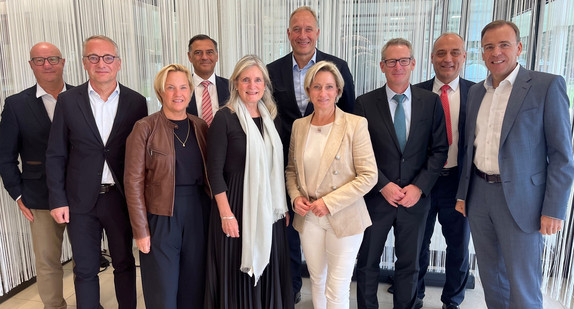 Gruppenbild mit EU-Generaldirektorin Kerstin Jorna (5. von links) und Wirtschaftsministerin Dr. Nicole Hoffmeister-Kraut (4. von rechts)