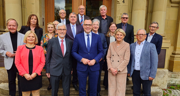 Migrationsstaatssekretär Siegfried Lorek (vordere Reihe, Dritter von links) und der Vorsitzende der Härtefallkommission Klaus Pavel (vordere Reihe, Zweiter von links) mit den Mitgliedern nach der konstituierenden Sitzung der Kommission