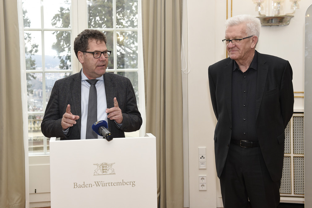 Prof. Reinhard Johler (l.) und Ministerpräsident Winfried Kretschmann (r.) (Bild: Staatsministerium Baden-Württemberg)