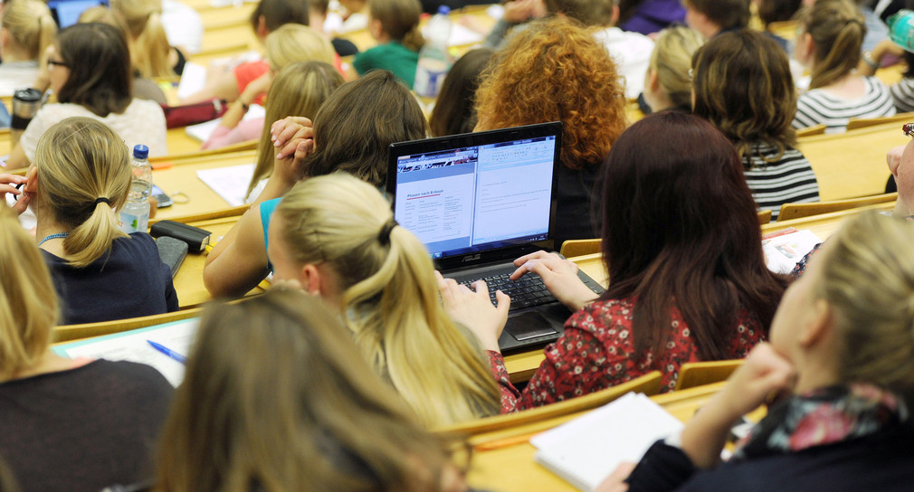Studierende verfolgen eine Vorlesung im Hörsaal. (Bild: © dpa)
