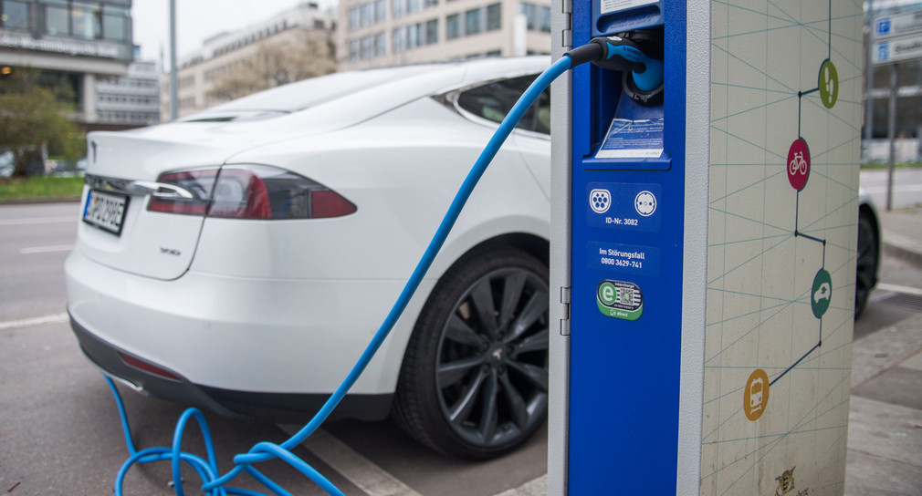 Ein Elektroauto des Typs Tesla S lädt in Stuttgart an einer Stromtankstelle. (Foto: © dpa)