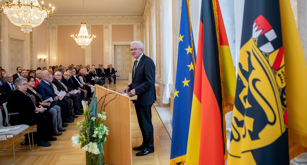 Ministerpräsident Winfried Kretschmann (r.) bei seiner Ansprache zu den Gästen (Bild: Staatsministerium Baden-Württemberg)