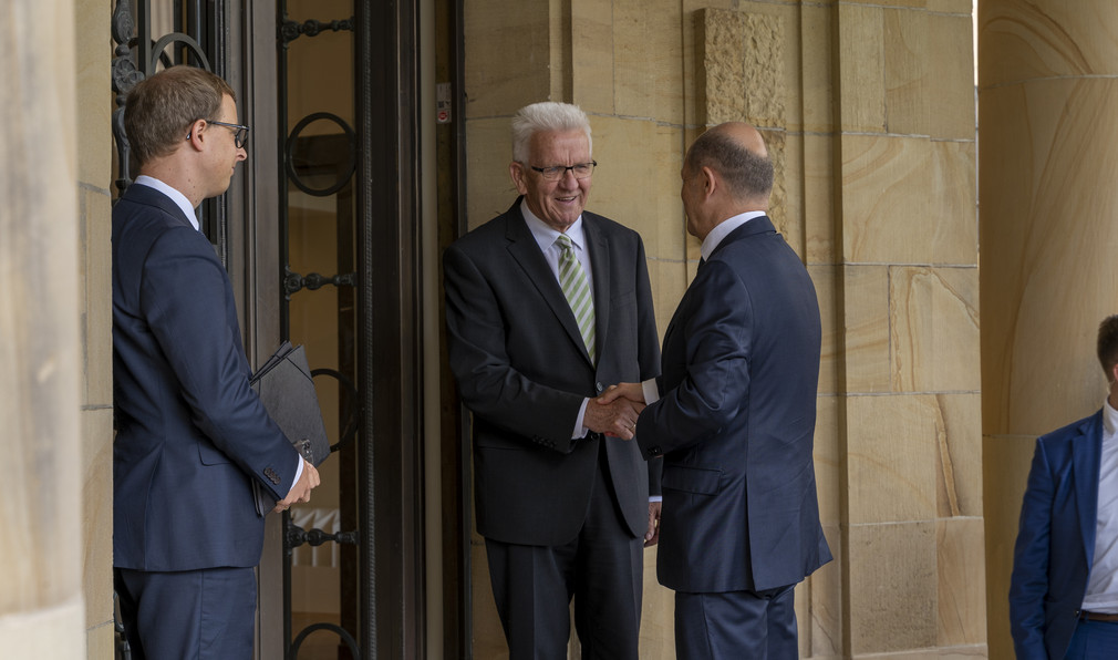 Ministerpräsident Winfried Kretschmann begrüßt den Bundeskanzler Olaf Scholz am Eingang der Villa Reitzenstein, dem Amtssitz des Ministerpräsidenten von Baden-Württemberg in Stuttgart.