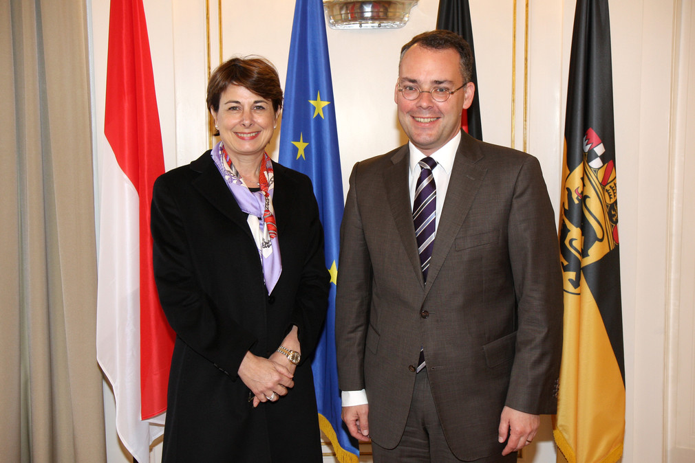 Minister Peter Friedrich (r.) und die Botschafterin des Fürstentums Monaco, Isabelle Berro-Amadeï (l.)