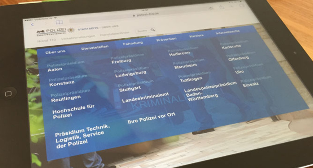 Auf einem Tablett-PC ist die neue Internetseite der Polizei Baden-Württemberg zu sehen.