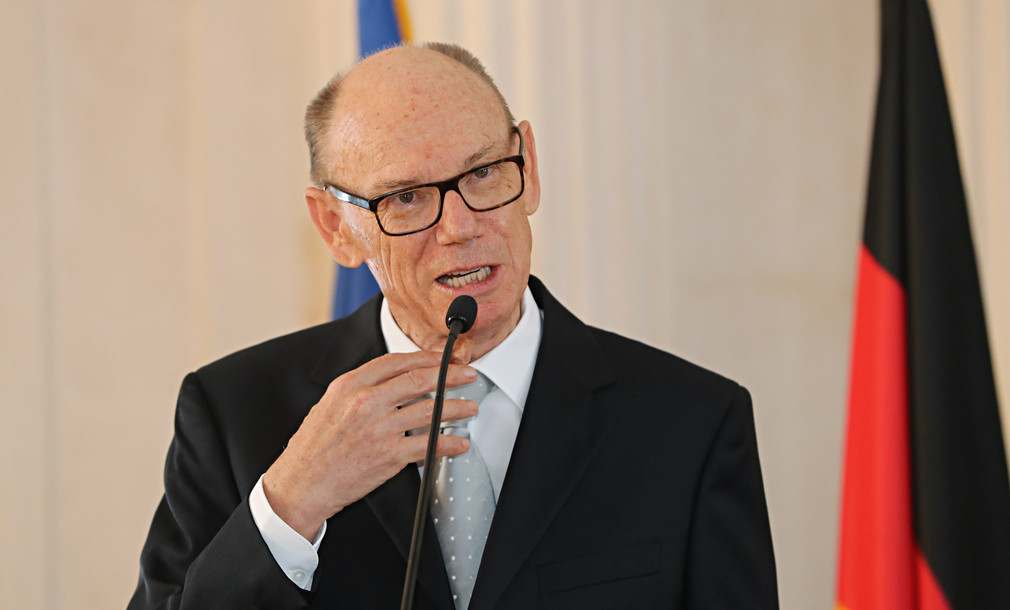 Justiz Eberhard Stilz als Präsident des Verfassungsgerichtshofs verabschiedet Eberhard Stilz am Rednerpult