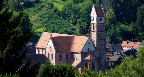 In einer idyllischen Talerweiterung der Kinzig im Schwarzwald liegt das beeindruckende mittelalterliche Kloster Alpirsbach.  (Foto: © Staatliche Schlösser und Gärten Baden-Württemberg, Achim Mende)